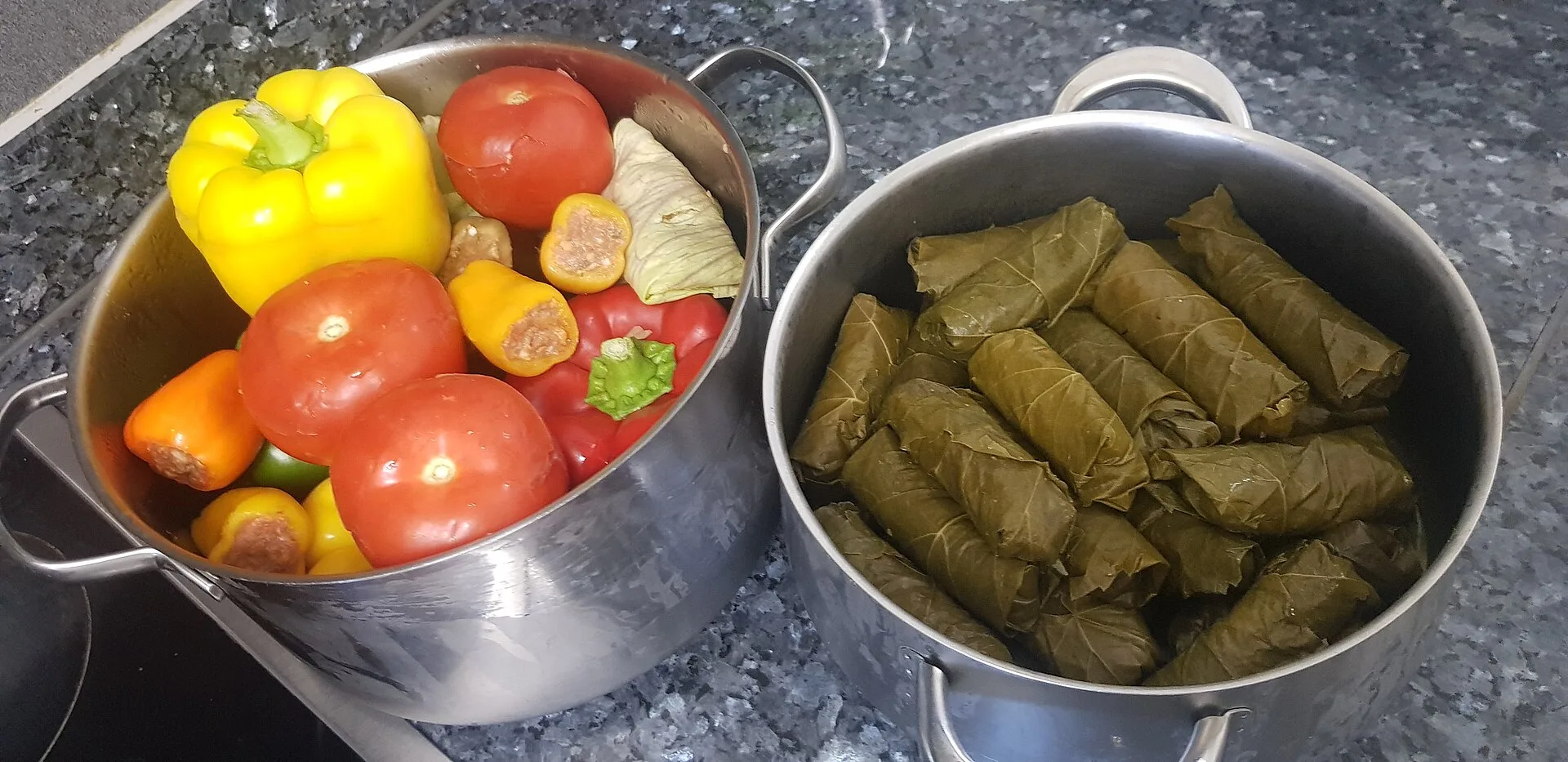 Stuffed grape leaves (Dolma) and vegetables in a pot. Фото: Armineaghayan, CC BY-SA 4.0, Викисклад