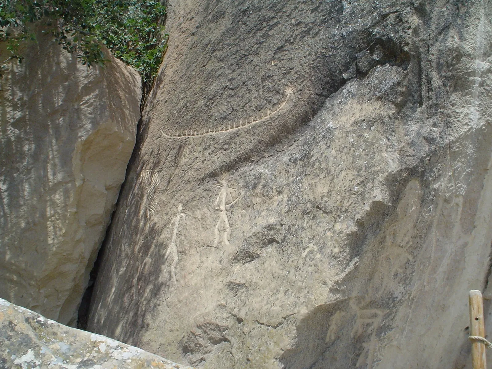 2008-07-14 Qobustan, Azerbaijan: Petroglyphs of a reed boat and men. The reed boat is similar to those depicted in cave paintings in Scandinavia, something that made Thor Heyerdahl to theorise that the Scandinavians came. Фото: Aleksander Dragnes from Oslo, Norway, CC BY 2.0, Викисклад