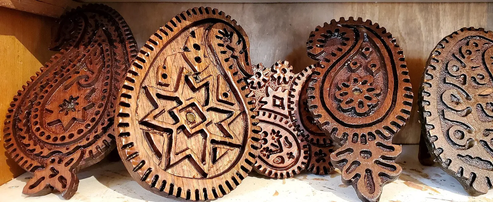 Kelaghayi woodblock stamps of Master Alishah from Basqal.. Фото: Rəcəb Yaxşı, CC BY-SA 4.0, Викисклад