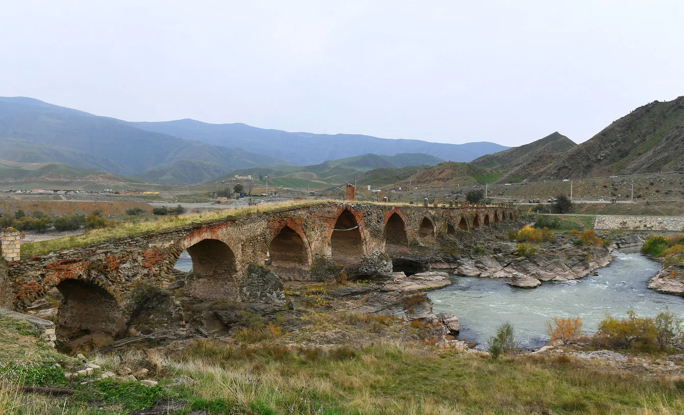 Khudafarin Bridge is located at the border of Azerbaijan and Iran connecting the northern and southern banks of the Aras River.. Фото: The official website of the President of Azerbaijan, CC BY 4.0, Викисклад