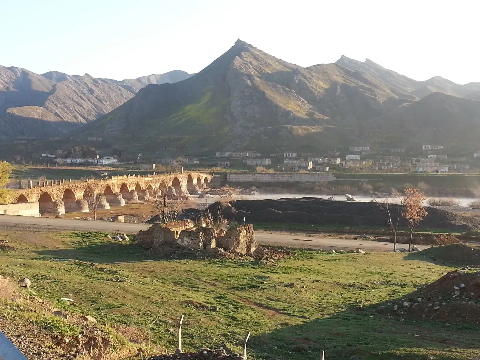 A view of the Khudaferin bridge and destroyed Kumlak settlement.. Фото: Талех, CC BY-SA 3.0, Викисклад