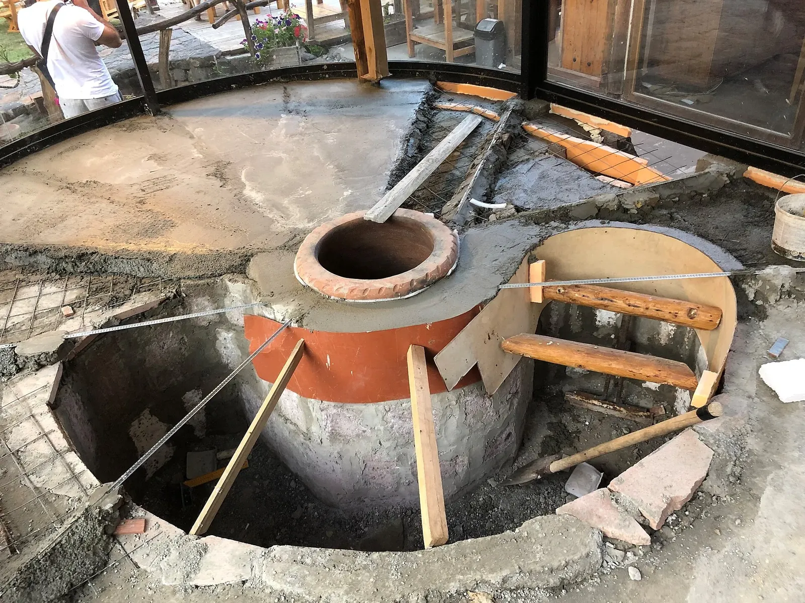 A Lavash oven under construction in the fish farm and restaurant Cherkezi Dzor in Guymri, Armenia.. Фото: Bdx, CC BY-SA 4.0, Викисклад