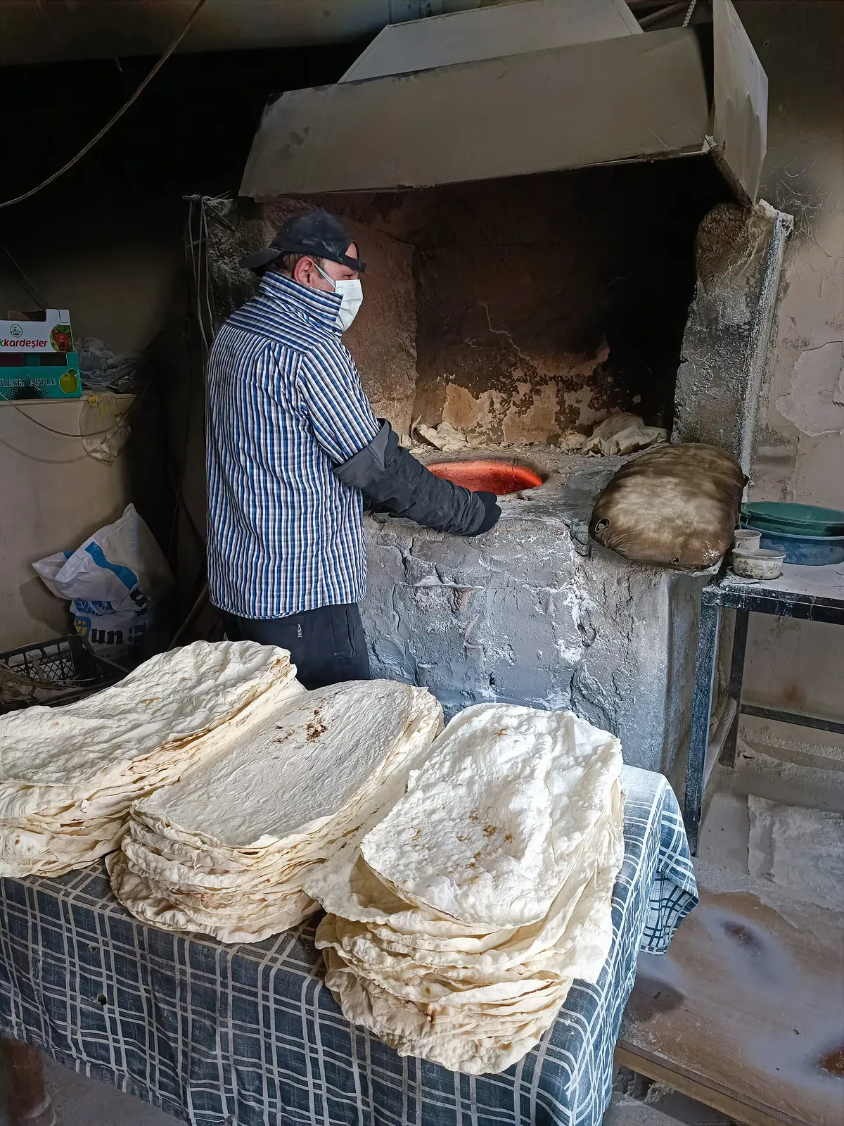 Genellikle mayalı hamurdan pişirilen yassı ekmek. Oldukça geniş bir coğrafyada tüketilir. Odun ateşinde pişen lavaş daha makbuldür.. Фото: Ozlmktv, CC BY-SA 4.0, Викисклад