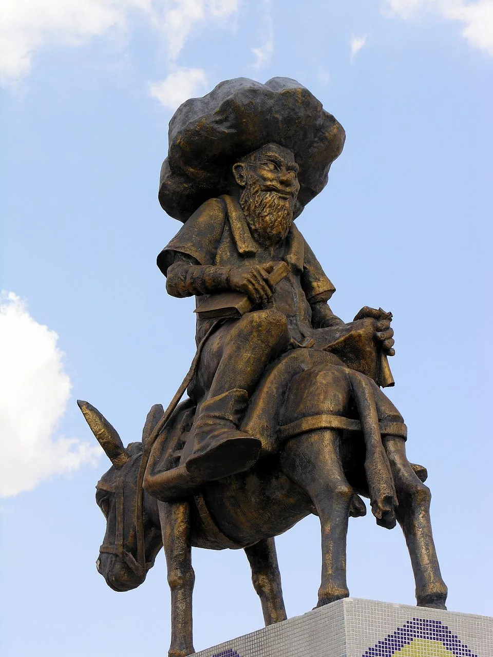 Nasrettin Hoca sculpture. Yenişehir, Bursa, Türkiye. Фото: Dennis G. Jarvis, CC BY-SA 2.0, Викисклад