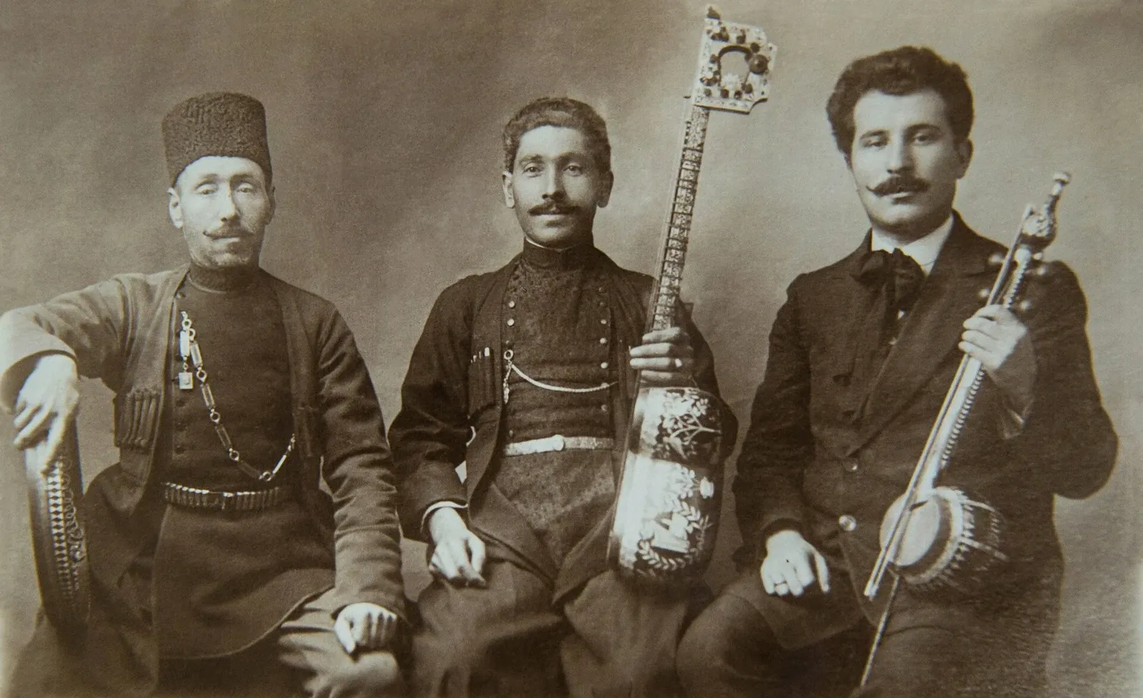 Ансамбль Кечачи оглы Мухаммеда. 1912 г. Варшава. Слева направо: Кечачи оглы Мухаммед. Гурбан Пиримов, Саша Оганезашвили.. Фото: Unknown authorUnknown author, Public domain, Викисклад