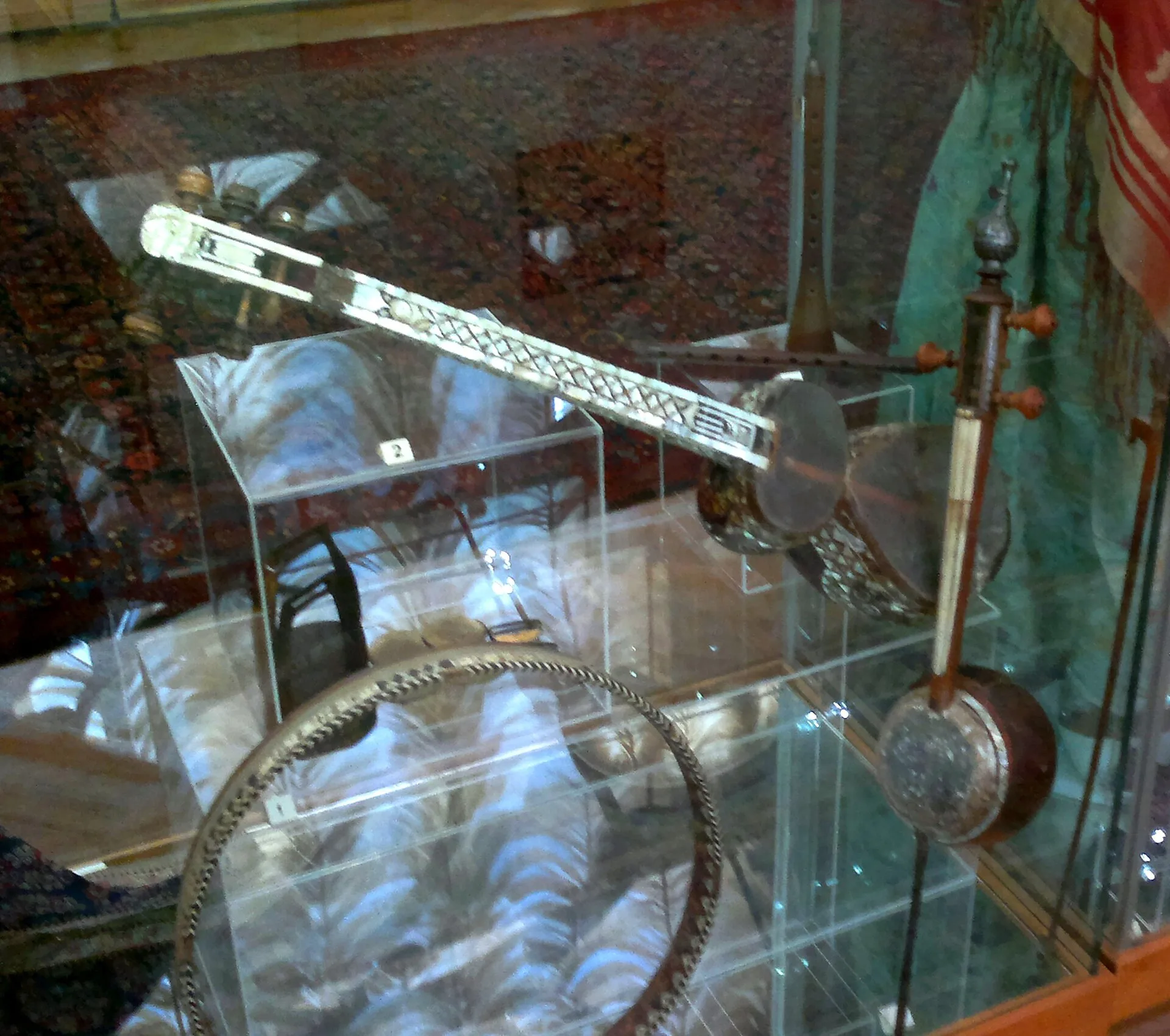 Musical instruments pertaining to Karabakh khanate: kamancha, tar, gaval, zurna and balaban. Museum of History of Azerbaijan, Baku. Фото: Interfase, Public domain, Викисклад