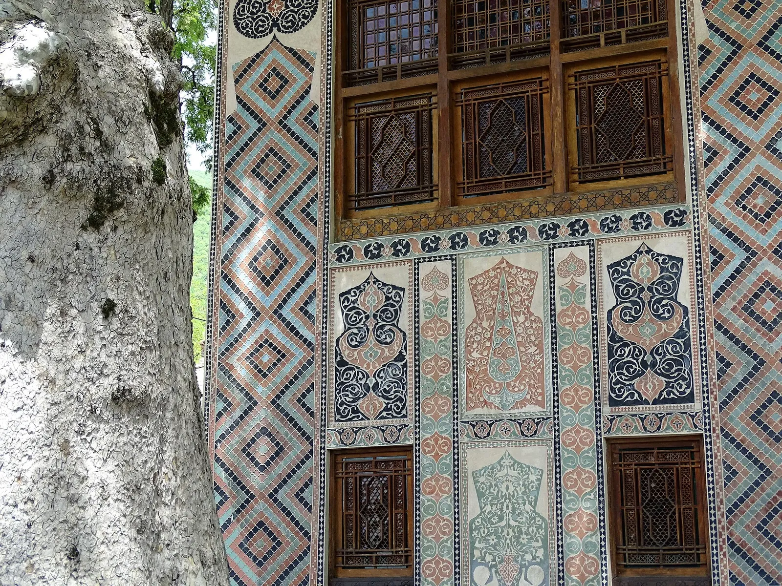 Detail of Facade of Xan Sarayi Palace - Sheki - Azerbaijan. Фото: Adam Jones from Kelowna, BC, Canada, CC BY-SA 2.0, Викисклад