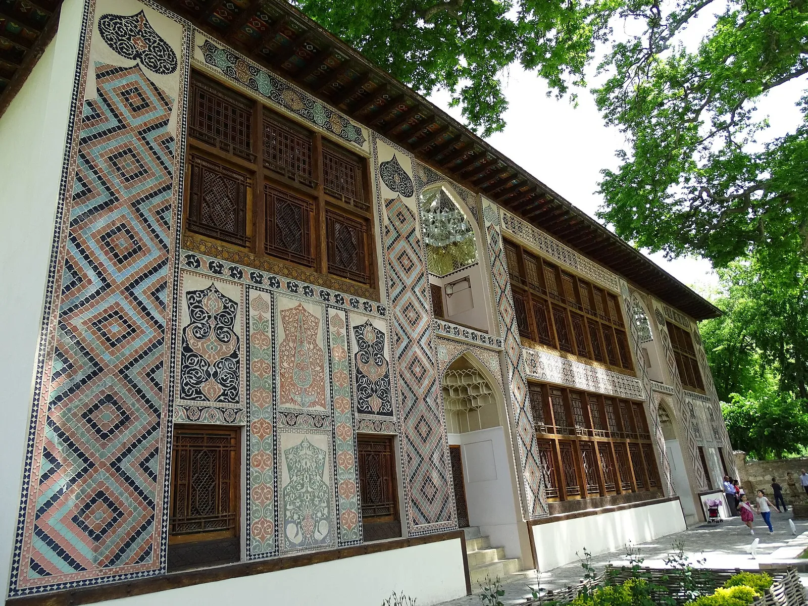 Facade of Xan Sarayi Palace - Sheki - Azerbaijan - 01. Фото: Adam Jones from Kelowna, BC, Canada, CC BY-SA 2.0, Викисклад