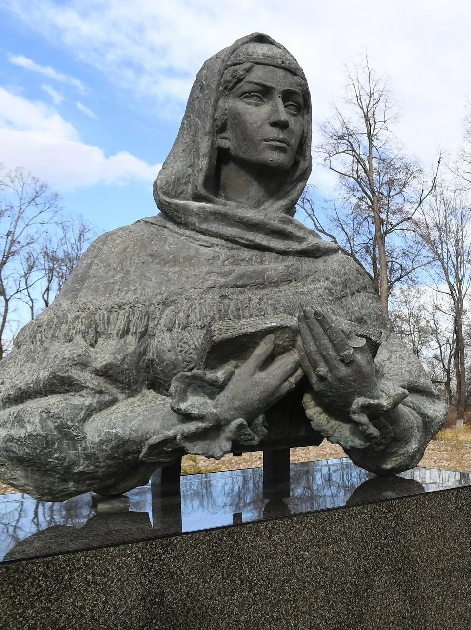 Monument of Azerbaijani poetess Khurshidbanu Natavan in Shusha, Azerbaijan. Фото: Пресс-служба Президента Азербайджанской Республики, CC BY 4.0, Викисклад