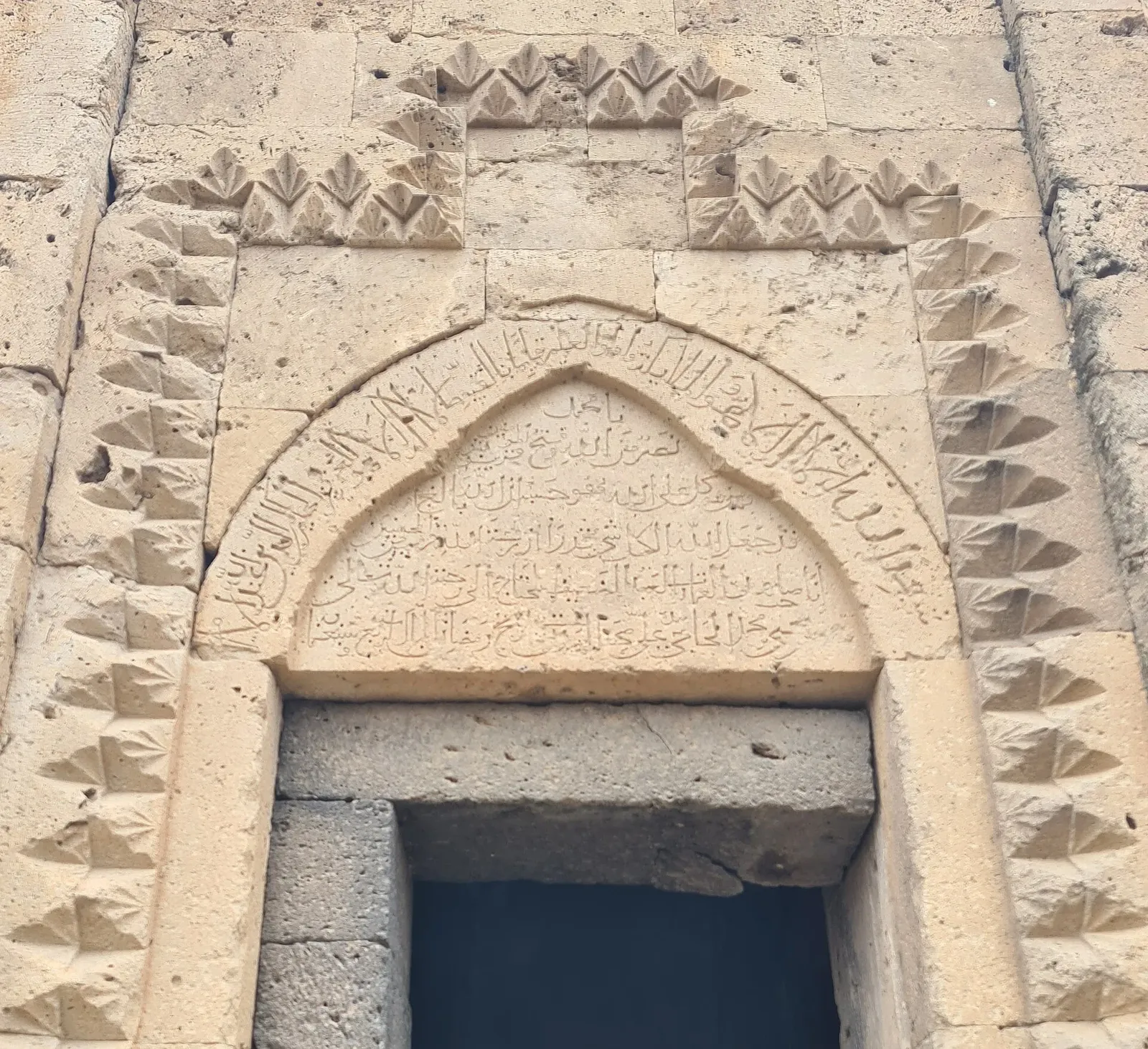 Inscription above the entrance to the Mammadbayli mausoleum, Zangilan District, Azerbaijan. Фото: Golden, CC BY-SA 4.0, Викисклад