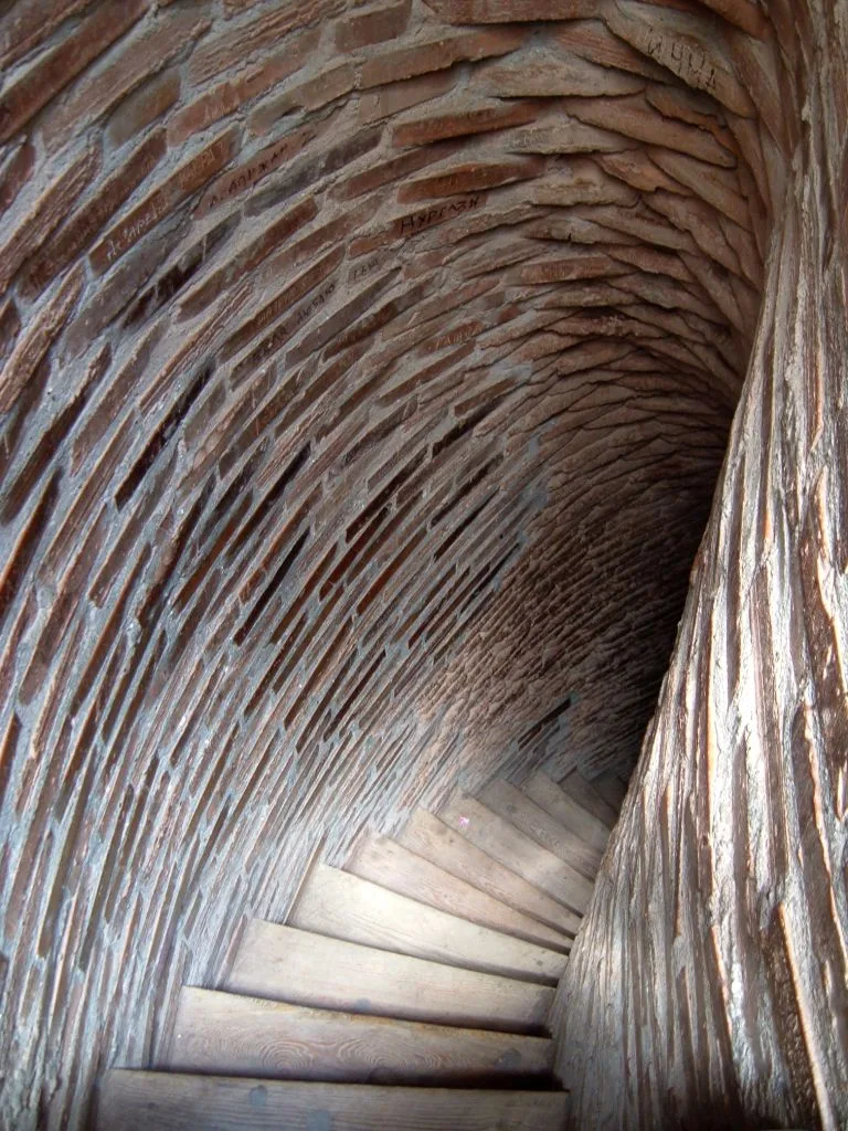 The winding stairway inside the Burana Tower in Kyrgyzstan.. Фото: Hux, Public domain, Викисклад