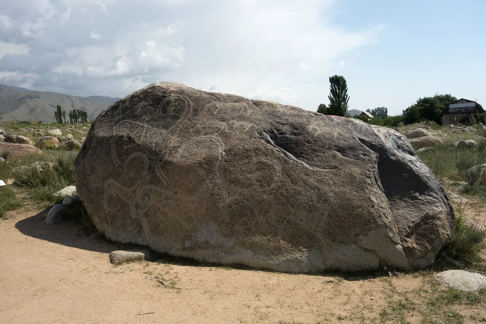 Ibexes, petroglyphs, the Sak-Usun period, 800 BC to 500 AD. (According to the board: goats.) The State Historical open air Museum Issyk-Kull at Cholpon-Ata, Kyrgyzstan.. Фото: Zde, CC BY-SA 4.0, Викисклад