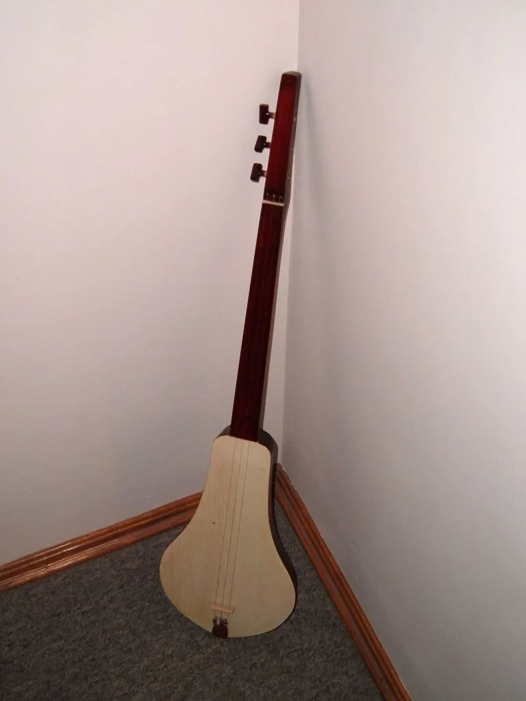A komuz - one of the principal musical instruments of Kyrgyzstan.. Фото: hux, Public domain, Викисклад