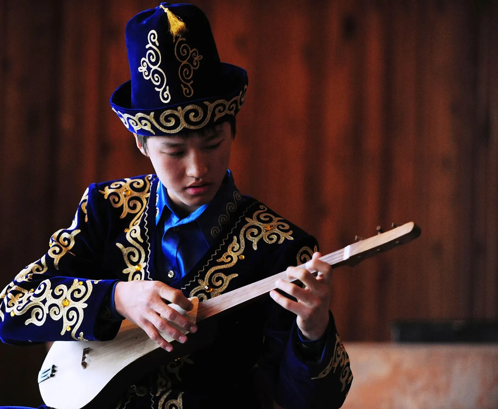A Kyrgyz students plays the Komuz at the Abdraev Musical Boarding School in Bishkek, Kyrgyzstan, Jan. 27, 2010.. Фото: Nichelle Anderson, U.S. Air Force, Public domain, Викисклад
