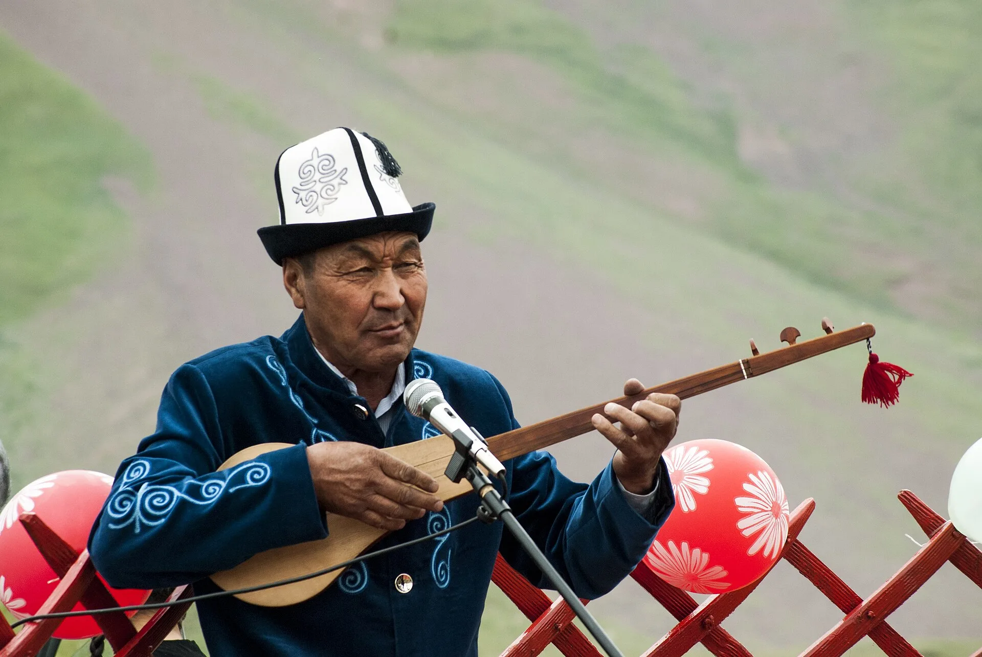 Komuz player National Horse Games Tulpar-Köl, Kyrgyzstan Lenin Peak base camp. Фото: Mr. Theklan, CC BY-SA 2.0, Викисклад