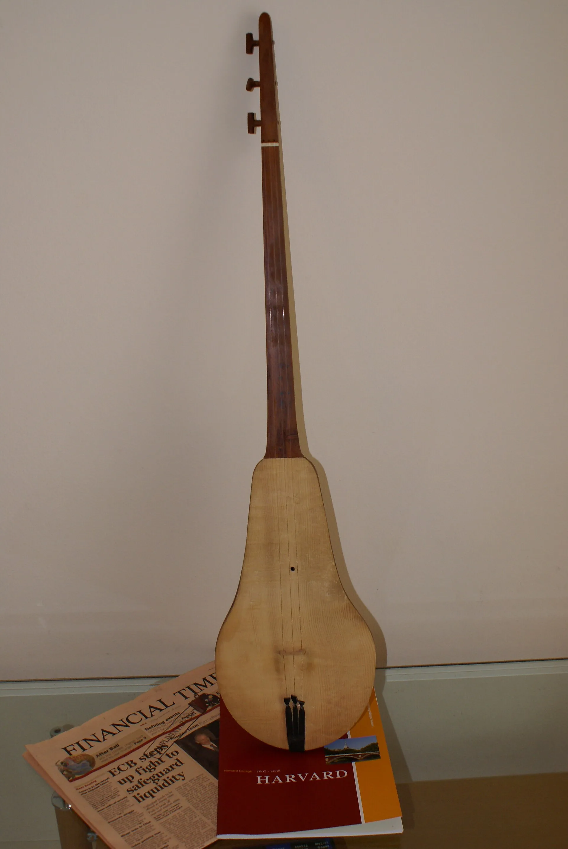 Kopuz (Komuz) instrument.. Фото: Beknazar Zh at en.wikipedia, CC BY-SA 3.0, Викисклад