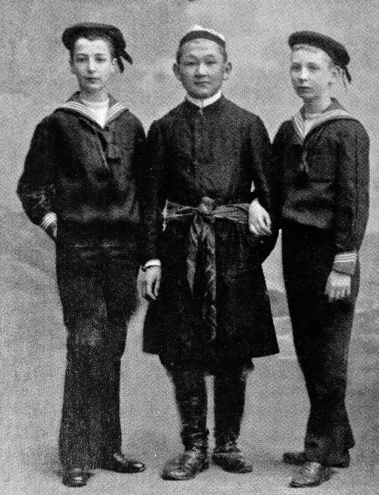 Turgan BERDIKE-ÚLU (centre), László Almásy, János Almásy. Фото: Unknown authorUnknown author, Public domain, Викисклад