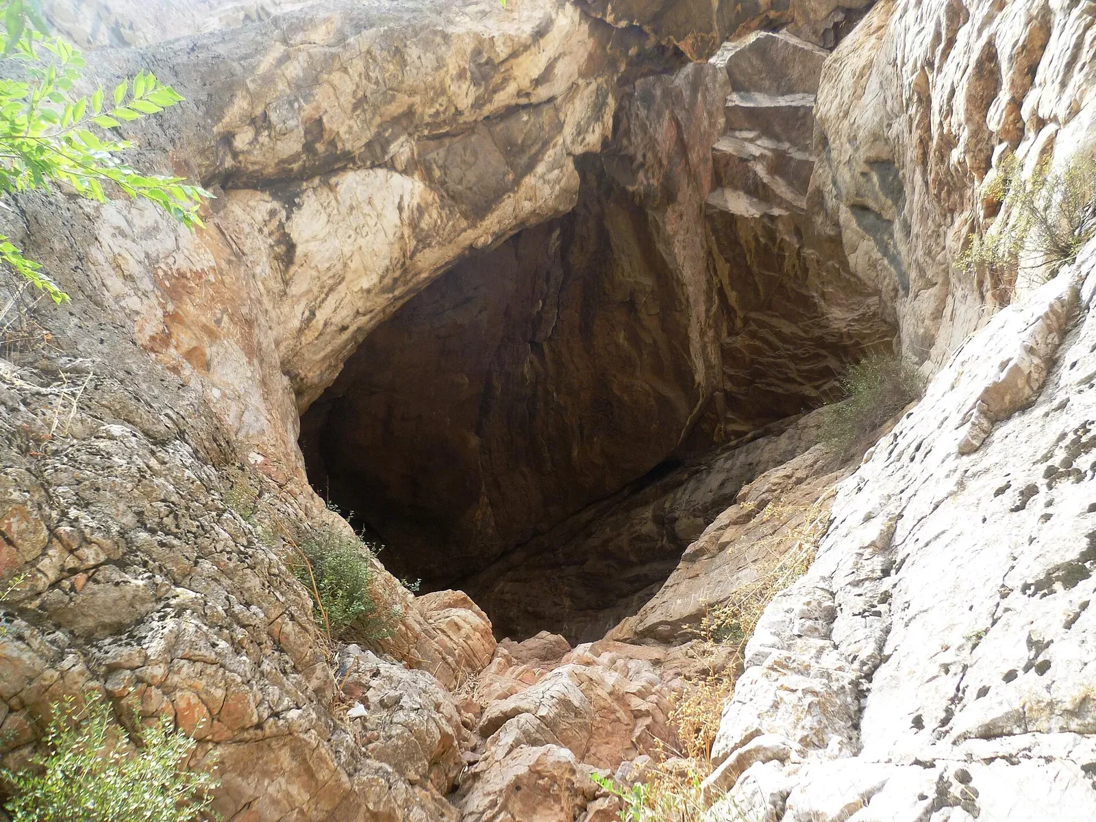 Cave on Sulaiman Too mountain in Osh, Kyrgyzstan. Фото: Radosław Botev, CC BY 3.0 pl, Викисклад