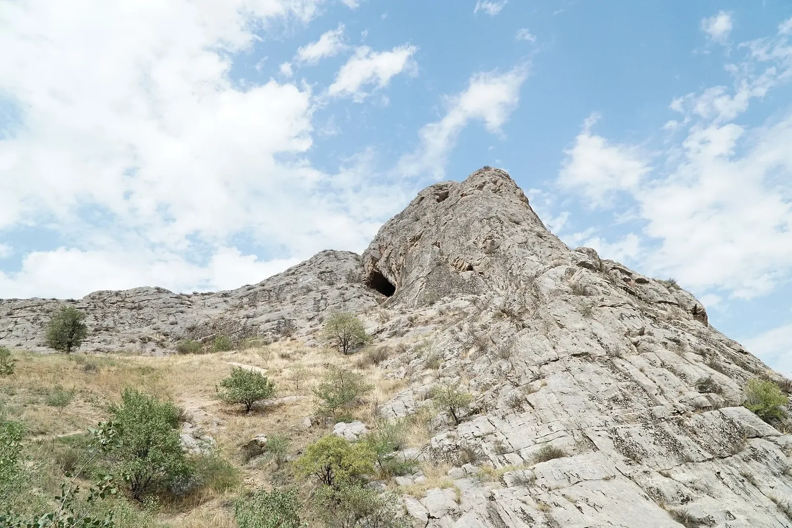 Cave on Sulayman Mountain. Фото: Adam Harangozó, CC BY-SA 4.0, Викисклад
