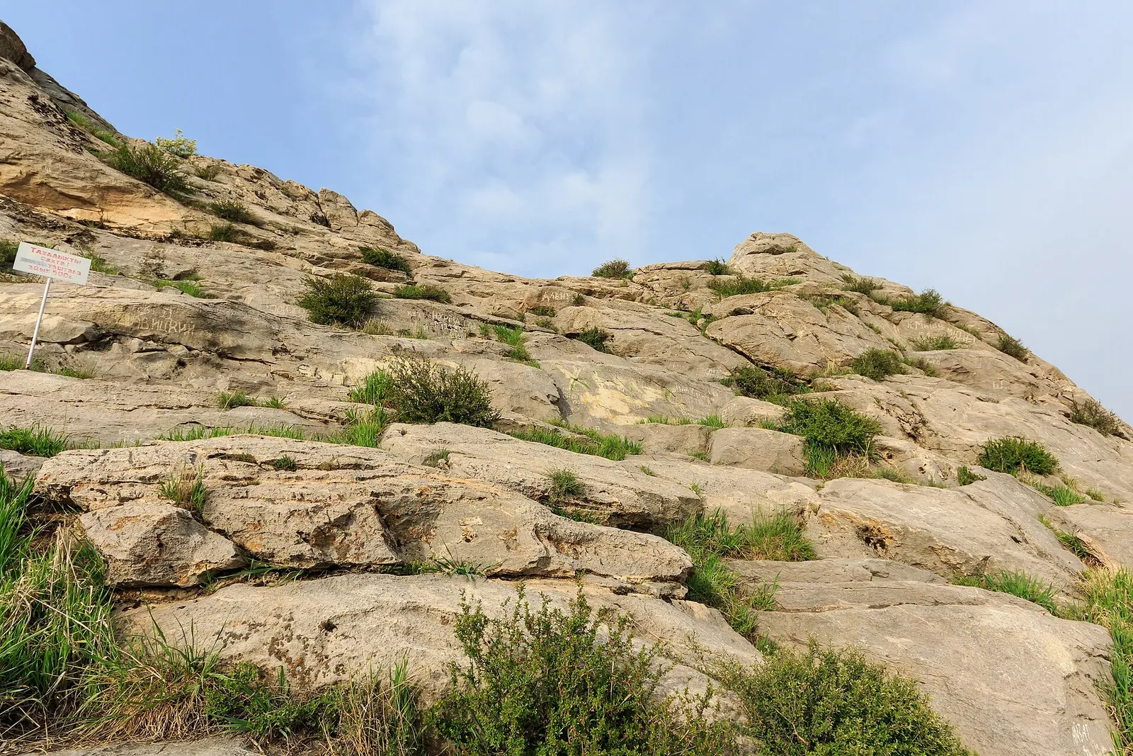 Rocks at the top of Sulayman Mountain in Osh, Kyrgyzstan. Фото: A.Savin, FAL, Викисклад