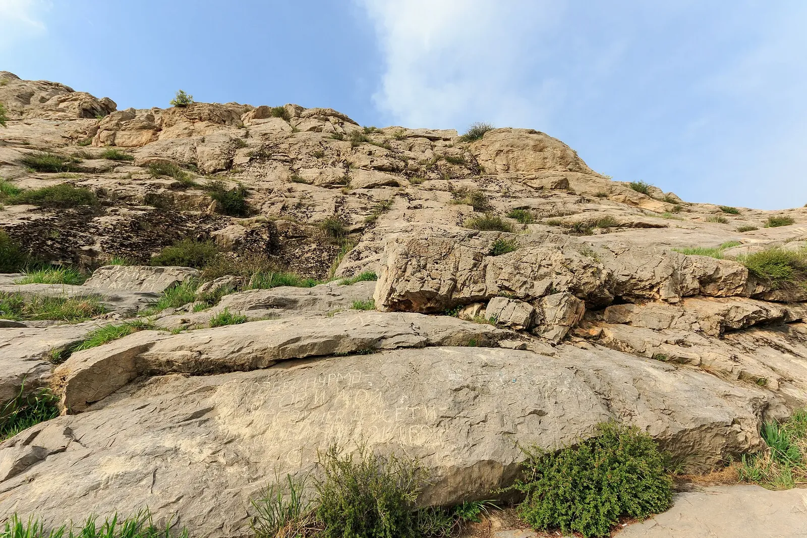 Rocks at the top of Sulayman Mountain in Osh, Kyrgyzstan. Фото: A.Savin, FAL, Викисклад