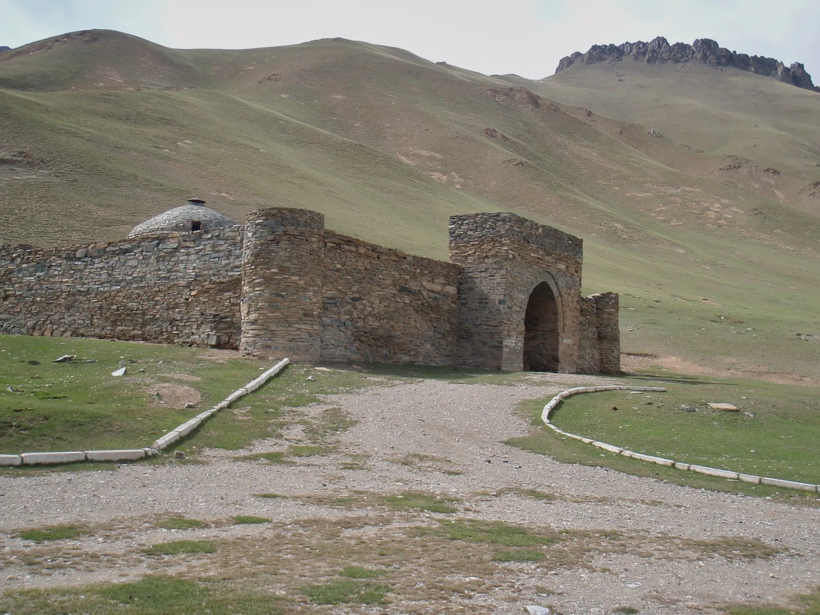 Caravanserai- Tash Rabat. Фото: Raki_Man, CC BY 3.0, Викисклад