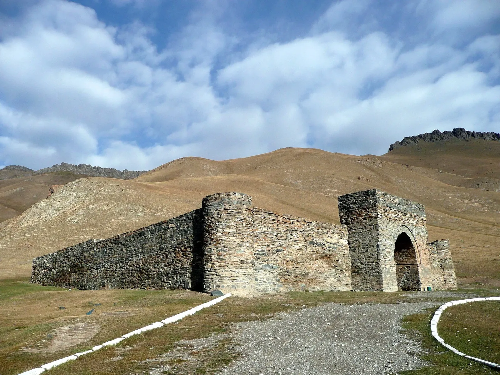 Tash Rabat in september 2012. Фото: Martin Jung, CC BY-SA 3.0, Викисклад