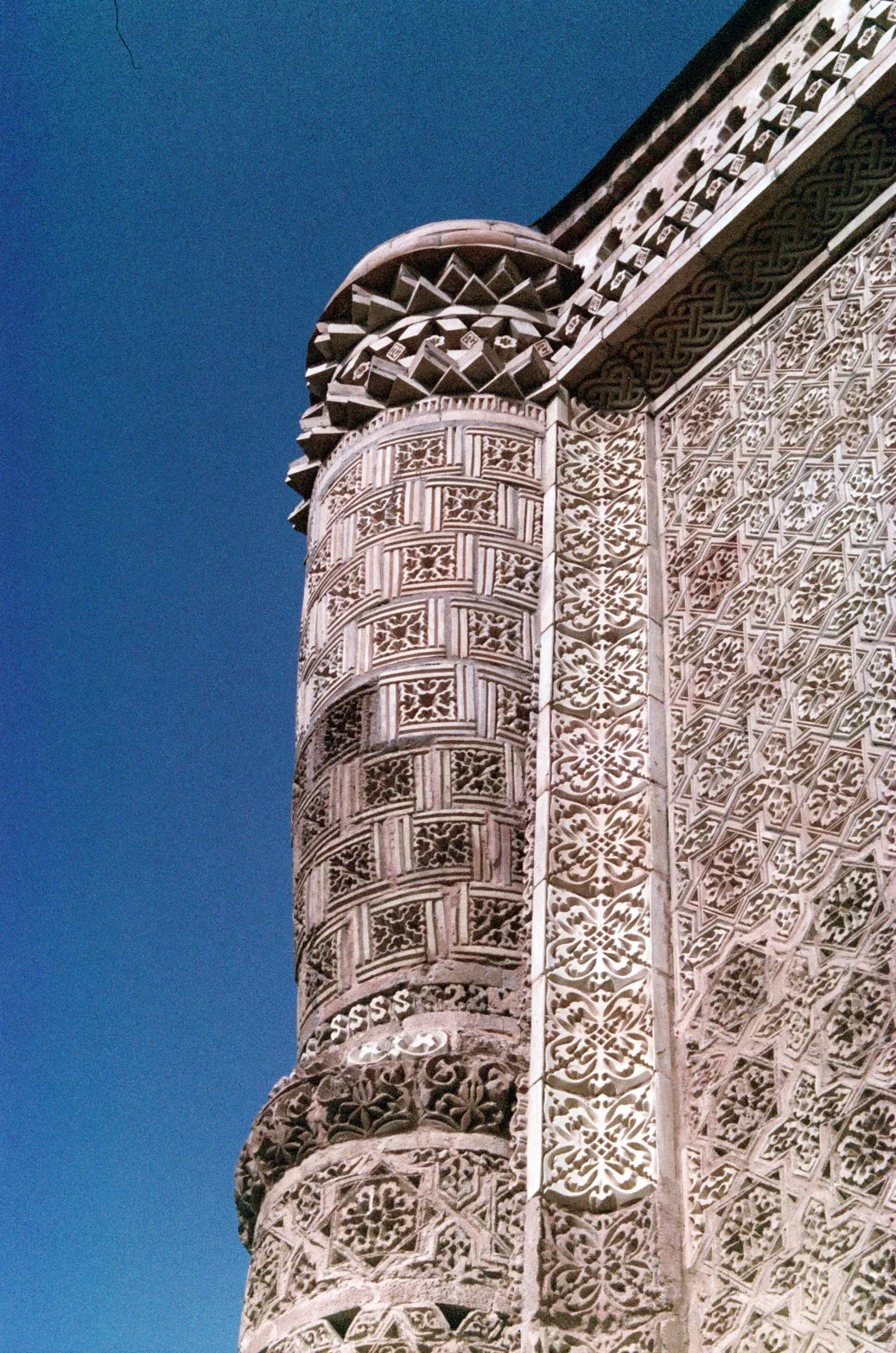 Aisha Bibi Mausoleum Corner Detail. Фото: Lamassu Design Gurdjieff (talk), CC BY 3.0, Викисклад