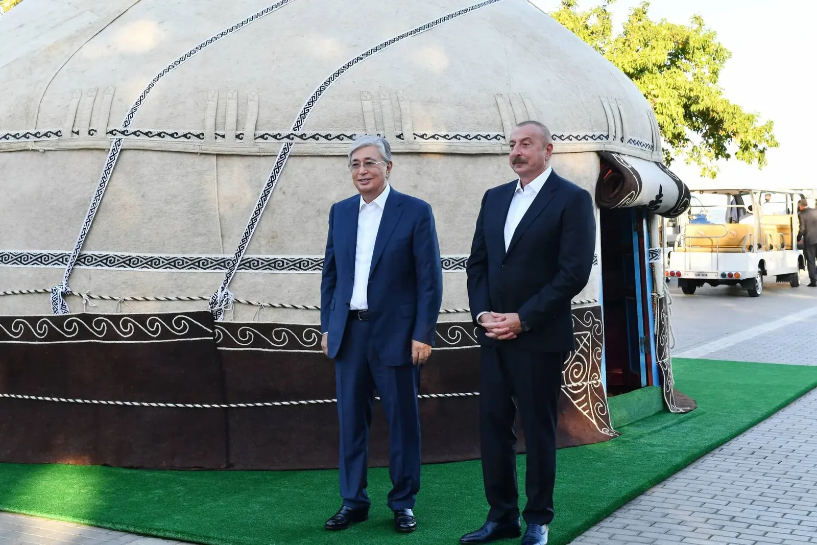 Presidents of Azerbaijan and Kazaкhstan viewed “Kazaкh yurt” installed at Seaside National Parк. Фото: Press Service of the President of the Republic of Azerbaijan, CC BY 4.0, Викисклад