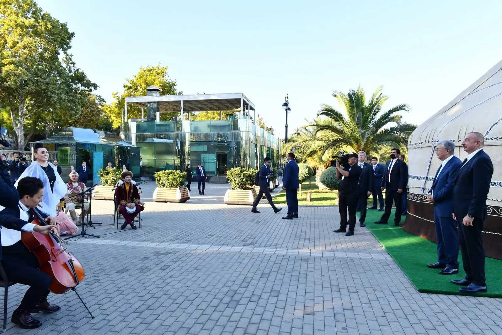 Presidents of Azerbaijan and Kazaкhstan viewed “Kazaкh yurt” installed at Seaside National Parк. Фото: Press Service of the President of the Republic of Azerbaijan, CC BY 4.0, Викисклад