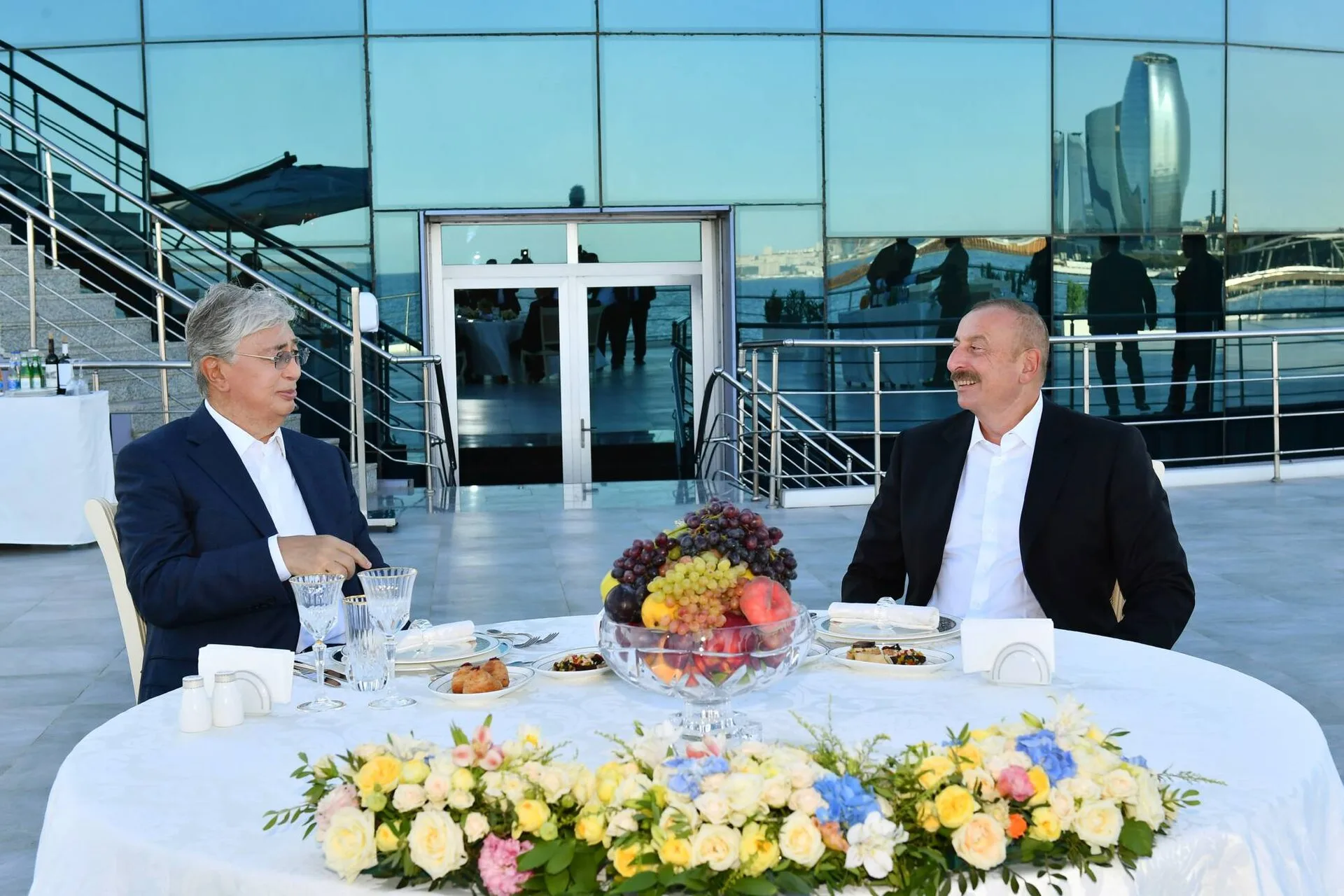 Presidents of Azerbaijan and Kazaкhstan viewed “Kazaкh yurt” installed at Seaside National Parк. Фото: Press Service of the President of the Republic of Azerbaijan, CC BY 4.0, Викисклад