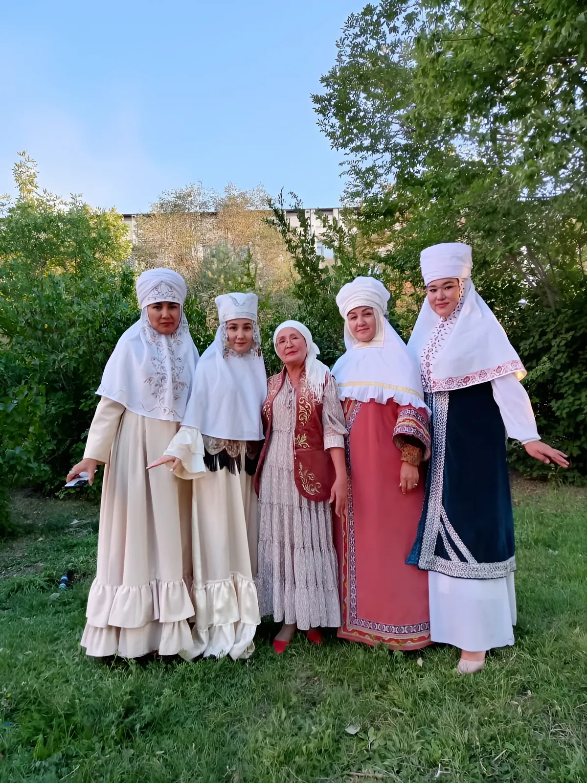Сабира Уткелова со своими моделями. Фото из личного архива мастерицы