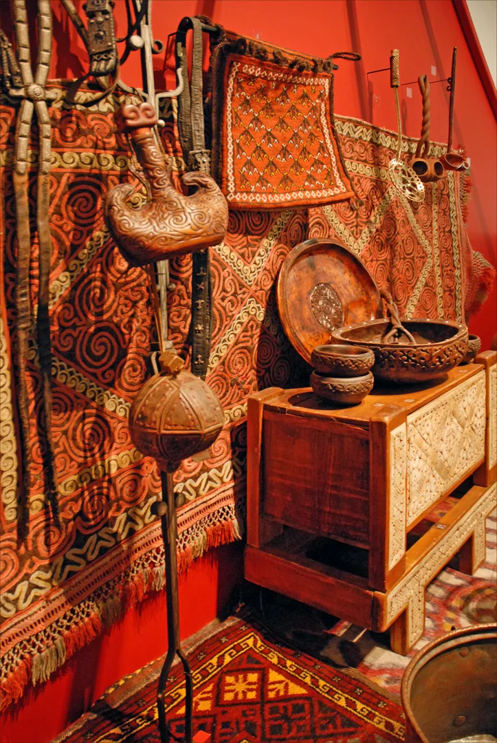 Reconstitution de l'intérieur d'une yourte Divers tapis fin XIXème, début XXème siècle, gourde, Sur le coffre posé sur son socle : se trouve au centre un bol à kumys, (le kumys est une boisson faite de lait de jument fer. Фото: dalbera from Paris, France, CC BY 2.0, Викисклад
