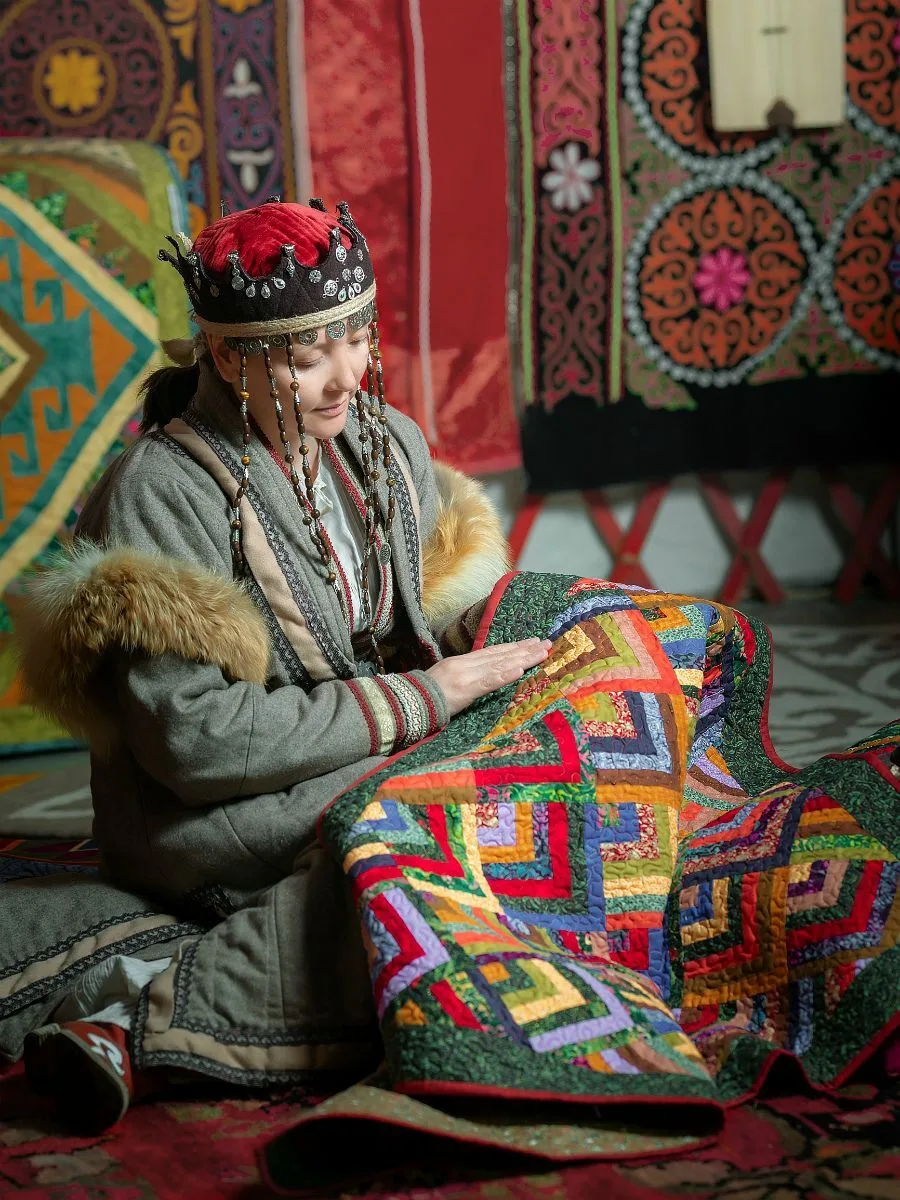 Гульмира Уалихан со своими изделиями. Фото из личного архива мастерицы