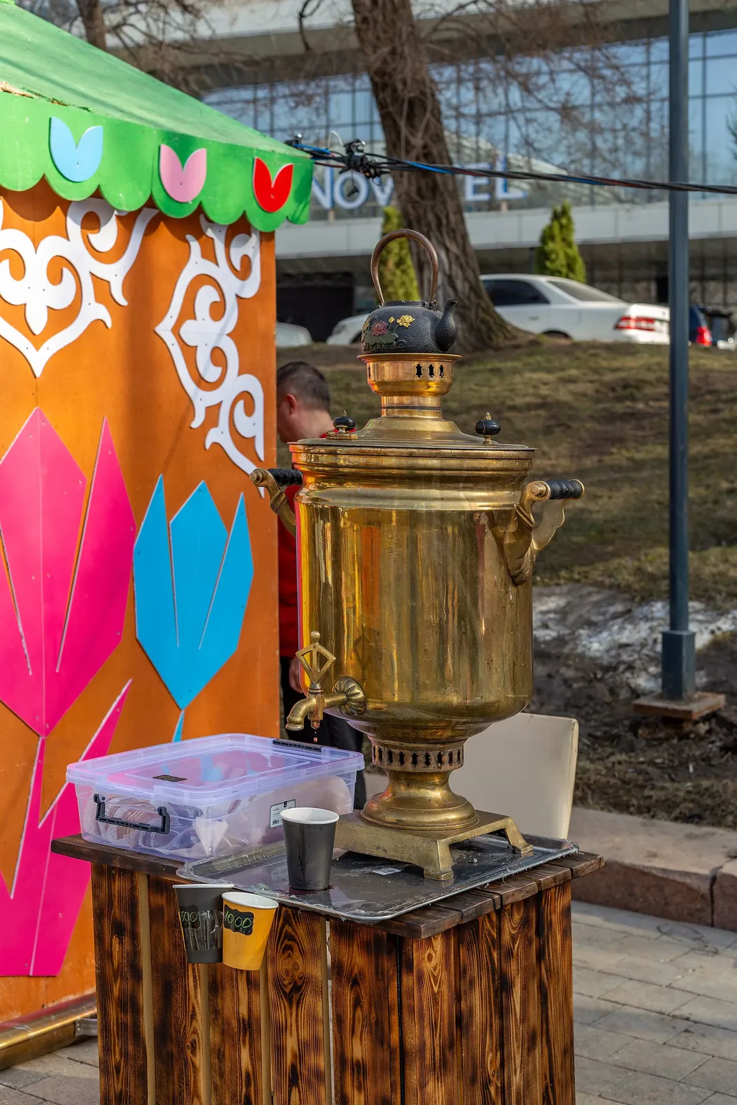 Samovar. Nowruz celebration at Abai Square. Almaty, Kazakhstan.. Фото: Nikolai Bulykin, CC BY-SA 4.0, Викисклад