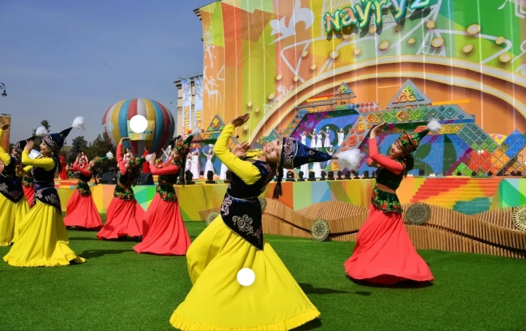 Nauryz is a national holiday of the Kazakh people. It will be celebrated on March 22. Nauryz holiday brings happiness, joy and prosperity. And during the holidays people make friends, wish each other, hold customs, play . Фото: Zhumabek Kalmukhammed NIS Taraz, CC BY-SA 4.0, Викисклад