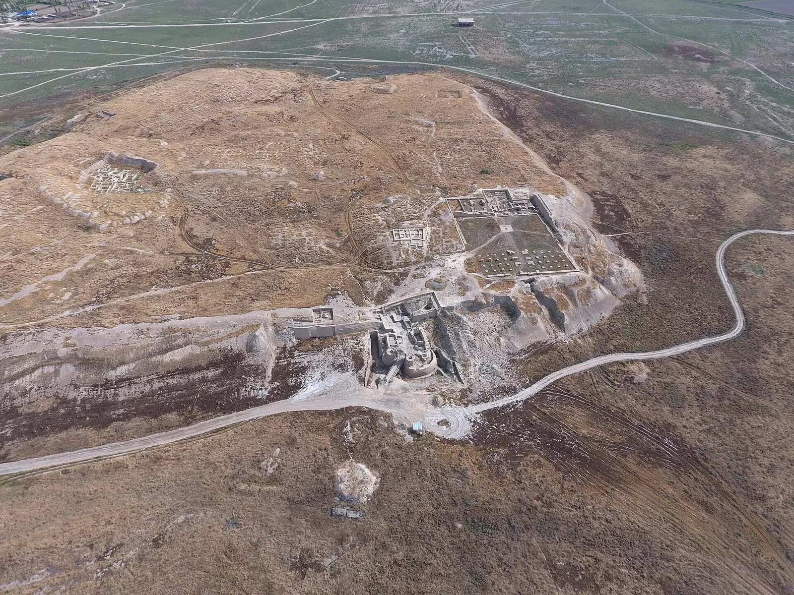 Aerial view of Otrar archaeological site in South Kazakhstan. Picture taken in May 2016.. Фото: GaiJorayev, CC BY 4.0, Викисклад