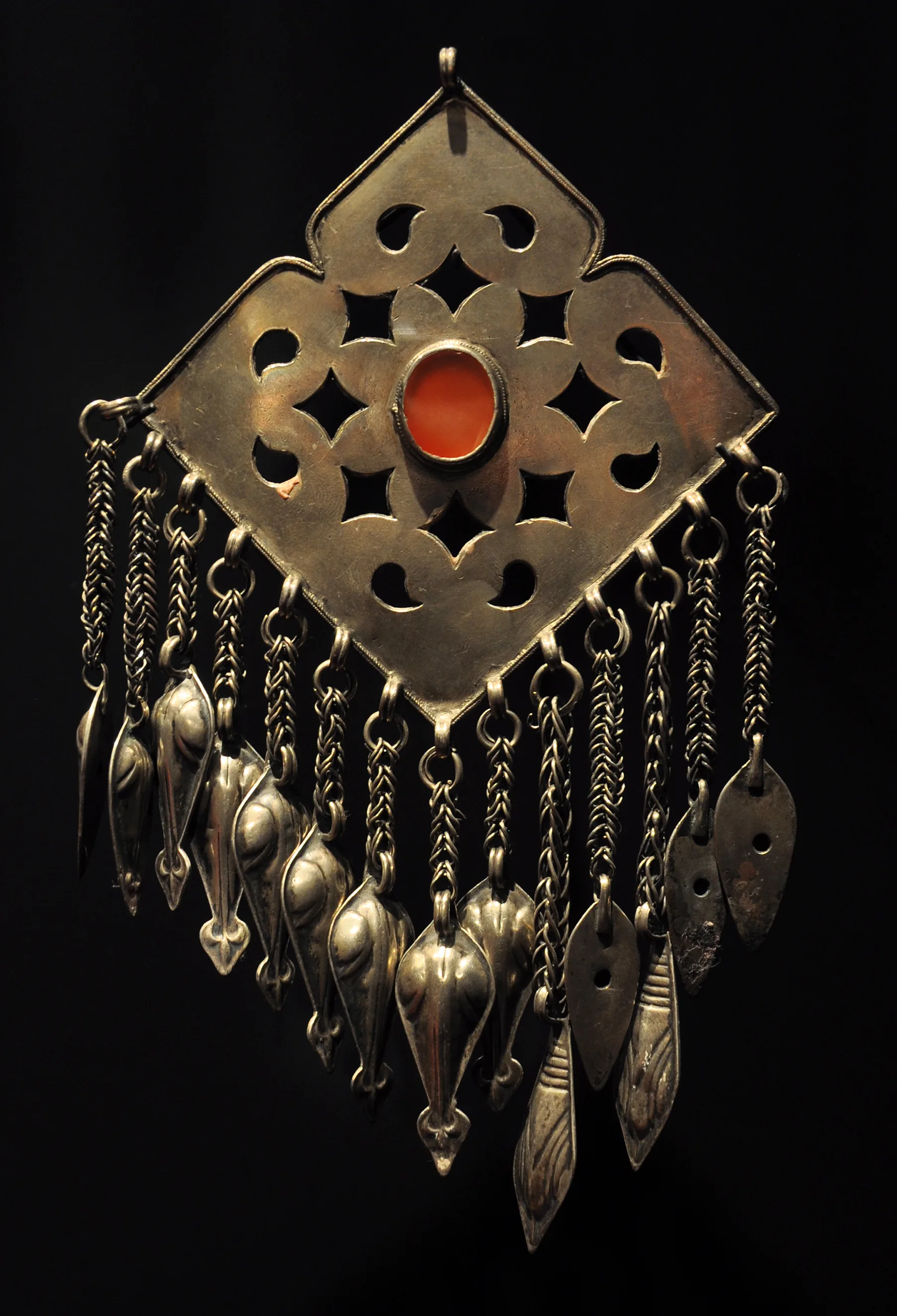 Turkmen woman jewel, metal and cornelian, 20th century. Musée du Quai Branly, Paris, France.. Фото: Vassil, CC0, Викисклад