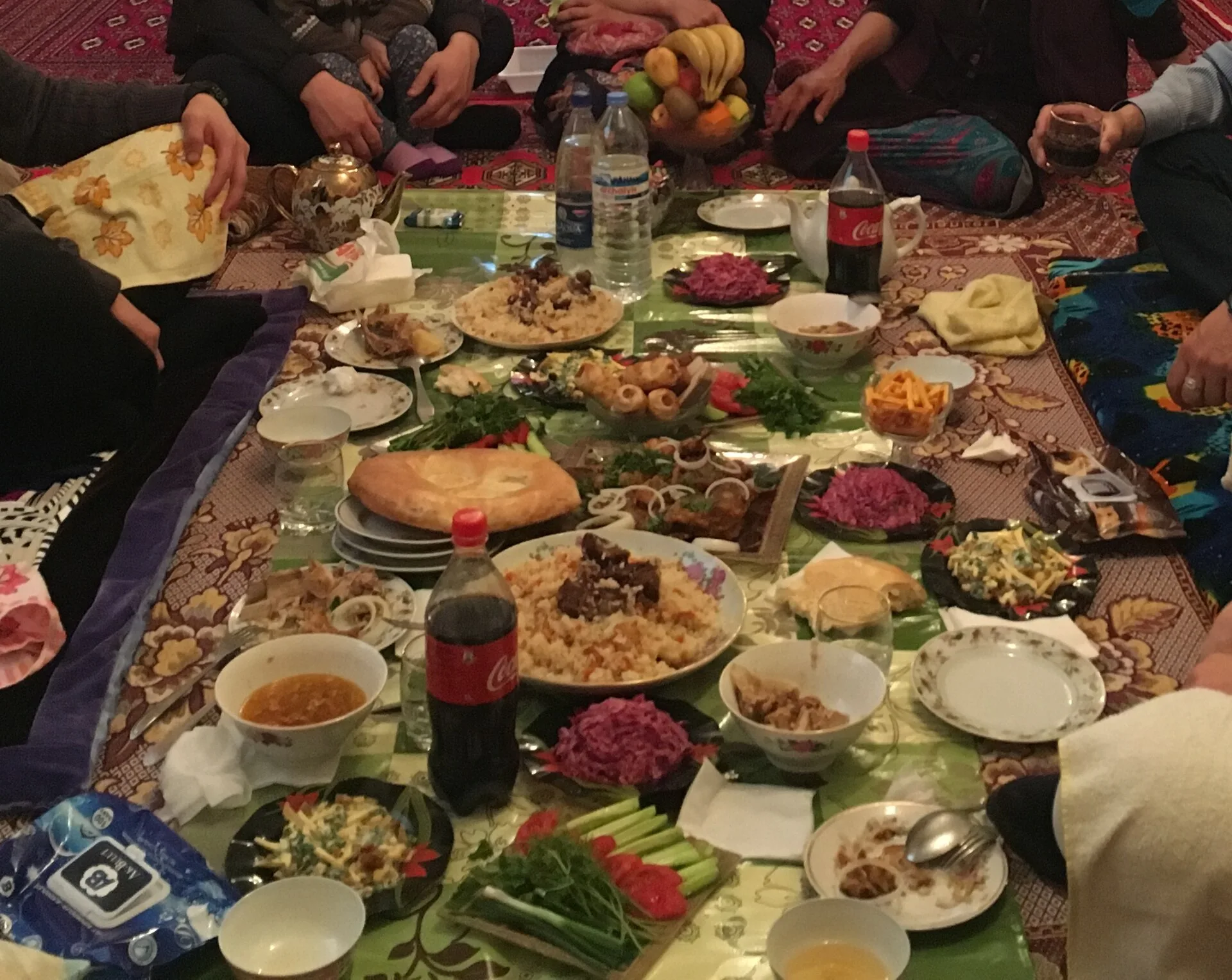 A festive Turkmen luncheon is laid out on a sachak (Turkmen tablecloth) on the floor of an abode.. Фото: Amustard, CC BY-SA 4.0, Викисклад