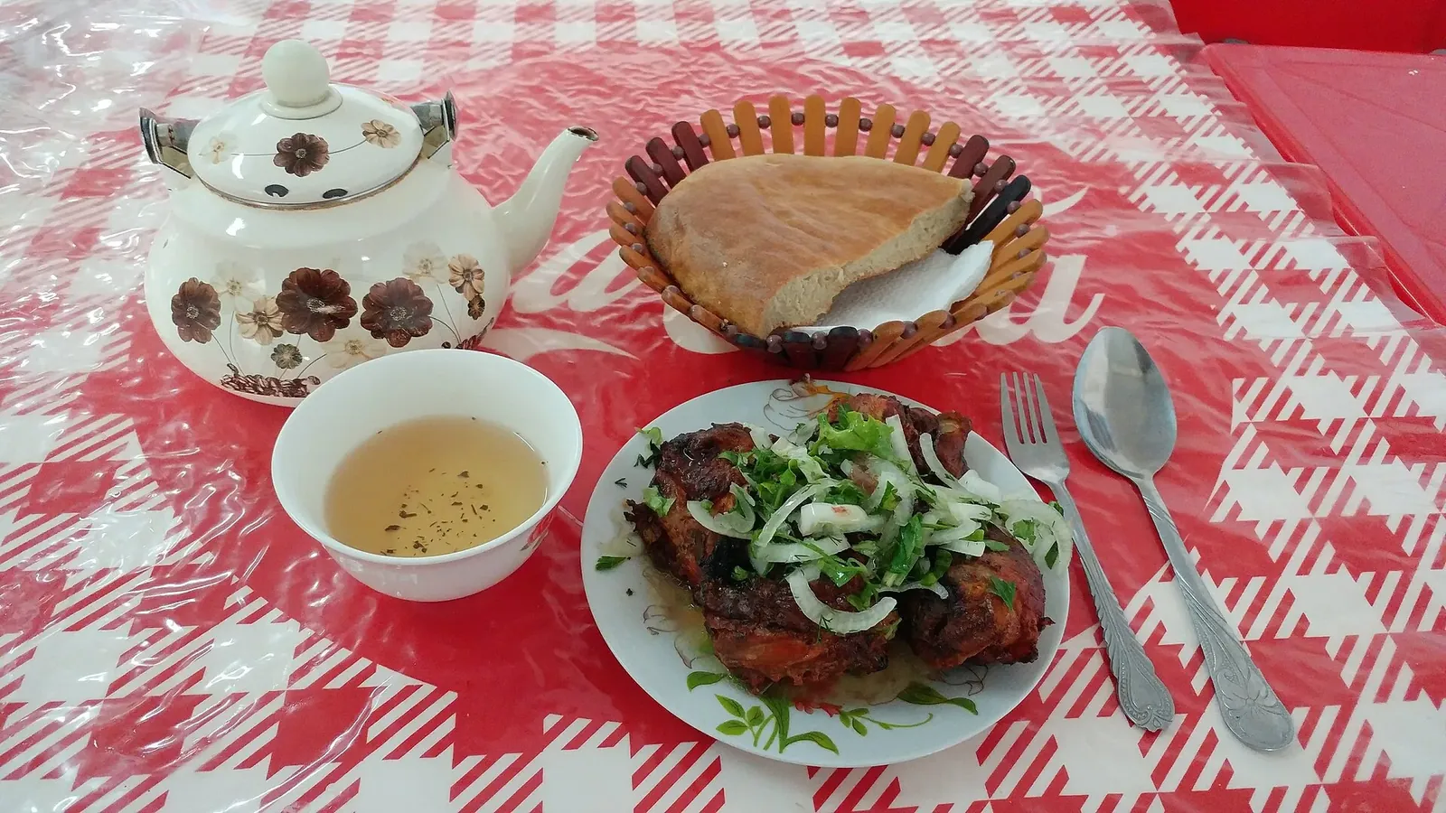 A meal featuring tea, bread, and chicken, served at a bazaar in Ashgabat, Turkmenistan.. Фото: SafetyNoodle, CC BY-SA 4.0, Викисклад