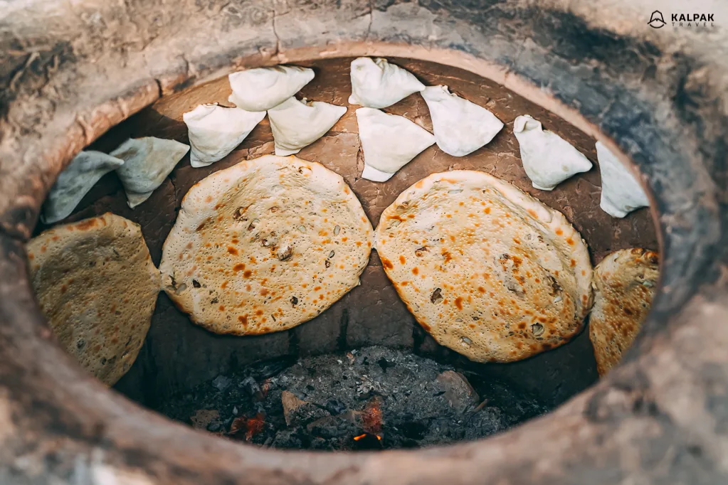 Bread baked in a traditional oven in Turkmenistan. Фото: Kalpak Travel, CC BY-SA 4.0, Викисклад
