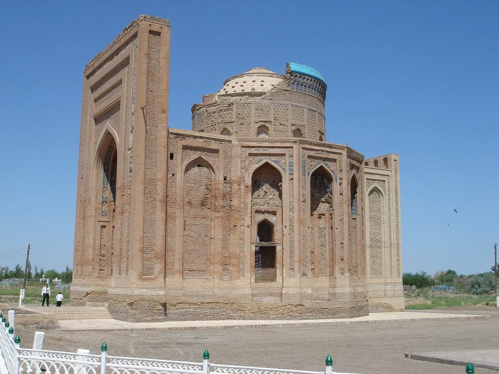 Turabek Khanum Mausoleum, view from the south. Фото: Tim Williams, CC BY-SA 3.0, Викисклад
