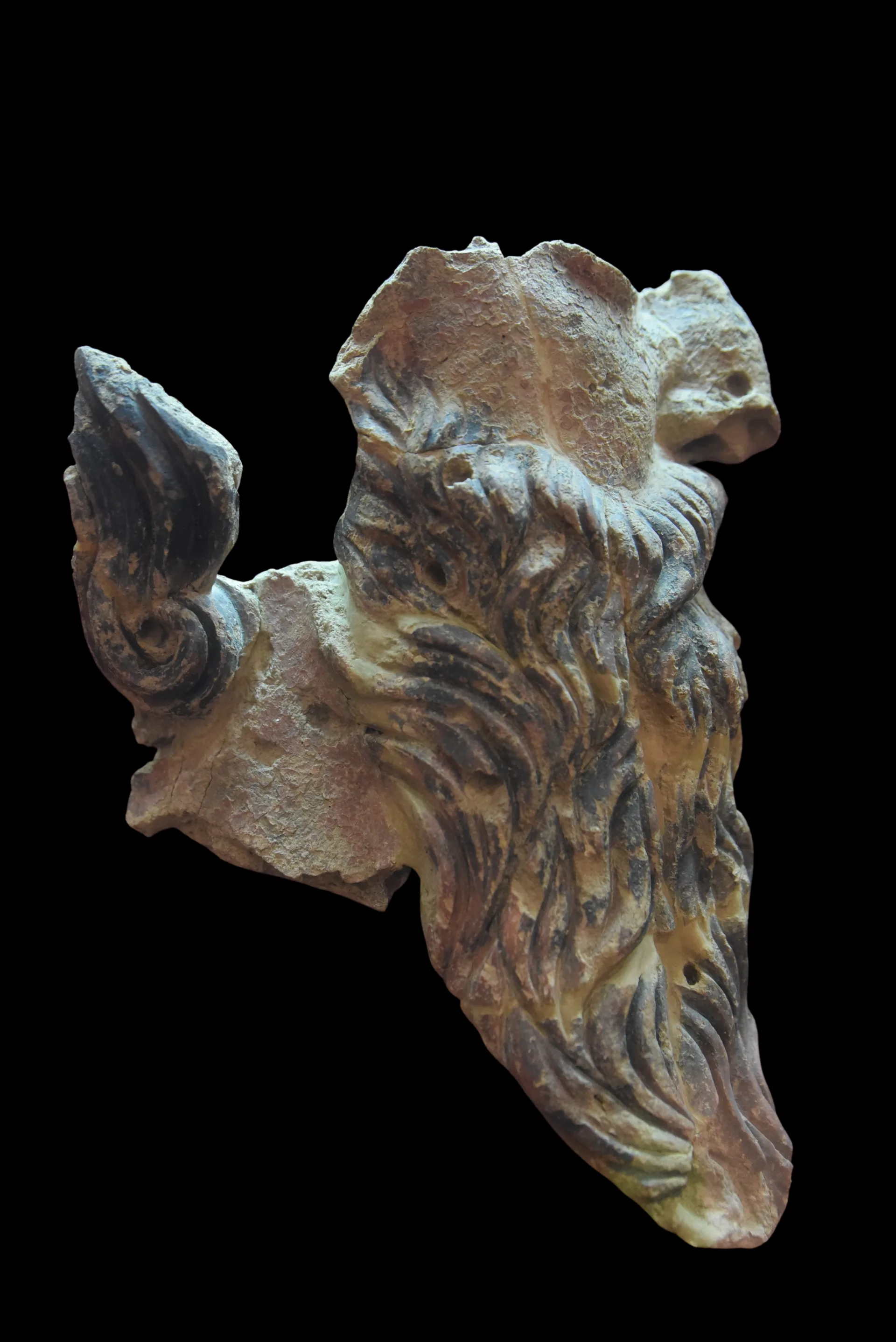 The fragment of a head, sculpted in clay and attributed to Mithradates I (c. 171 - 138 BC), was found in the western part of the Round Hall in 1996 immediately above the Parthian pavement.. Фото: Following Hadrian, CC BY-SA 2.0, Викисклад