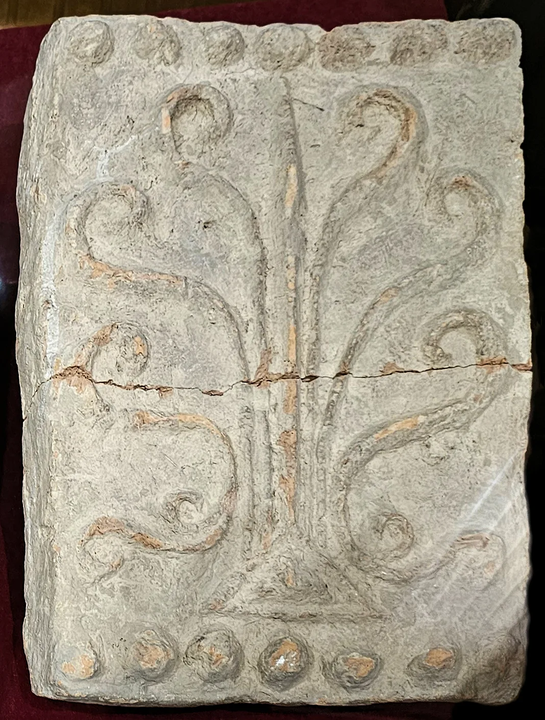 Nisa Acroterion Reference: Stucco and clay in the decoration of the monumental buildings of Old Nisa Figure 3. Фото: Richard Mortel, CC BY 2.5, Викисклад