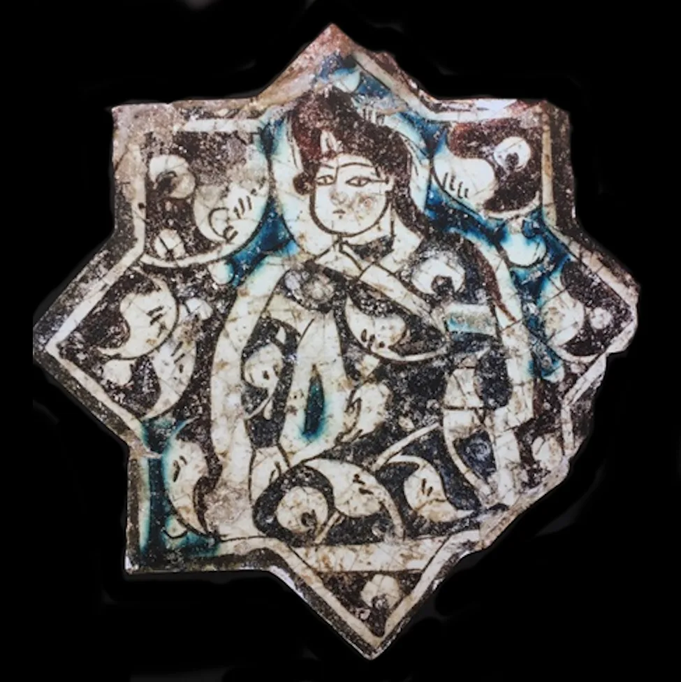 Изразец из бани Хунат-хатун в Кайсери, 1237–1238 годы. Археологический музей Кайсери. Фото: 13th century artist, Public domain, Викисклад