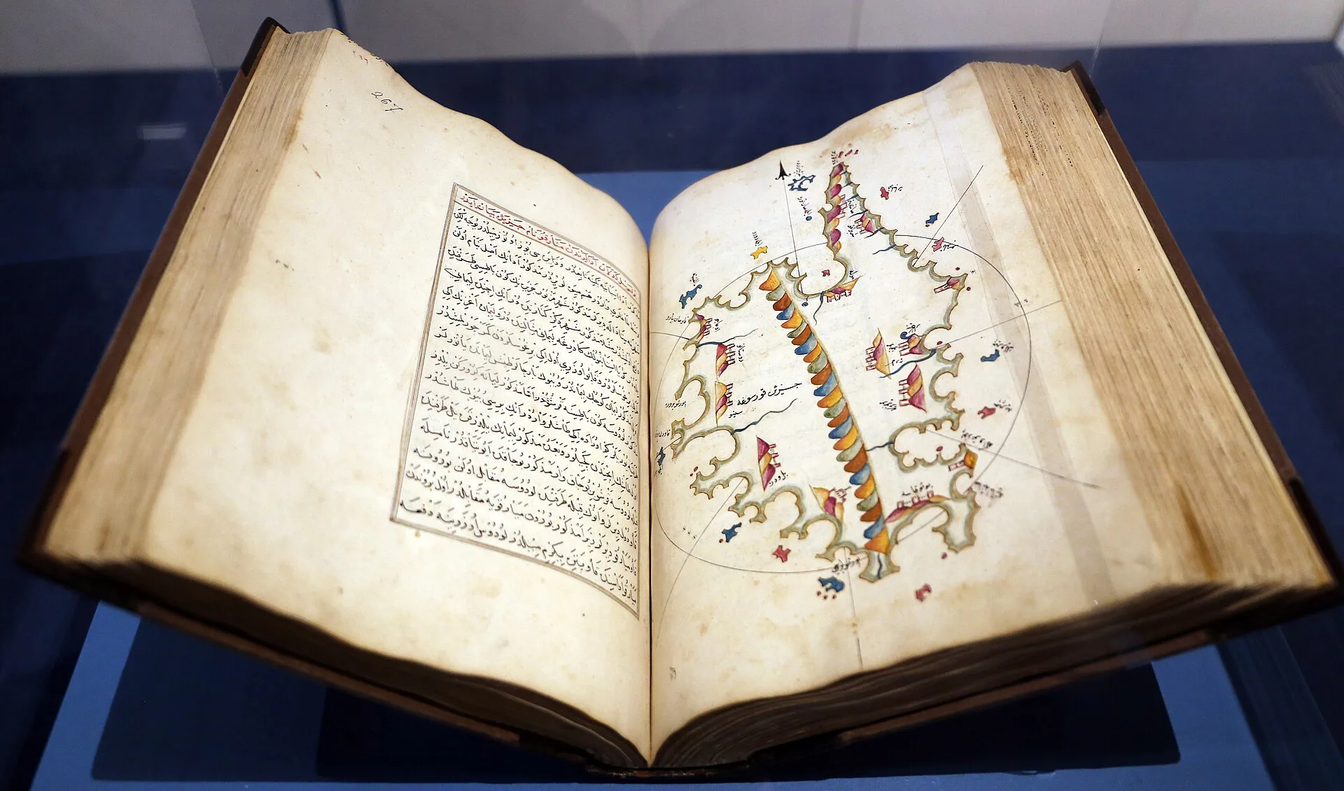 Рукопись «Китаб-ы бахрие» Пири-реиса. Музей Корсики. Фото: Original atlas by Piri Reis. Manuscript by unknown copyist. Photograph by Sailko, Public domain, Викисклад