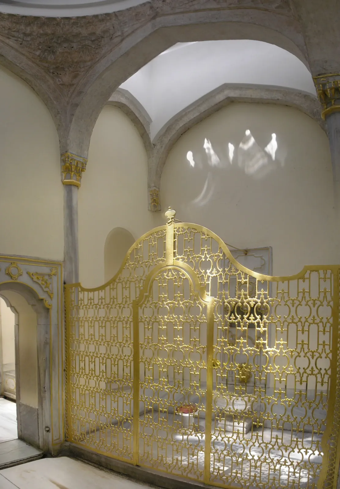 The gilded cage door of the private bath of the Valide Sultan (Queen Mother), in the Topkapi Palace, Istanbul. Only she would hold the key and lock herself up during her bath so that nobody could kill her.. Фото: Gryffindor  This  panoramic image was created with Autostitch (stitched images may differ from reality)., Public domain, Викисклад