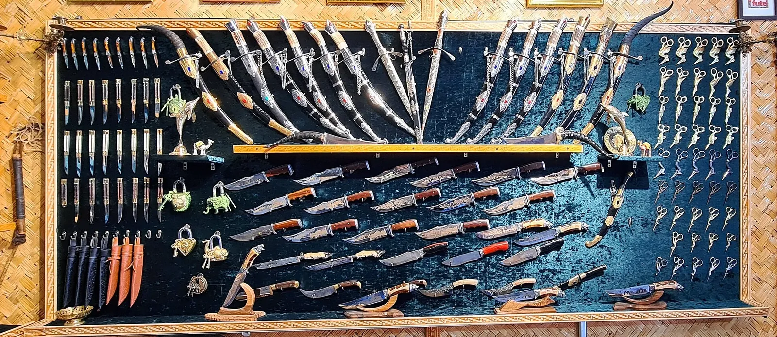 traditional products (knives, scissors), Bukhara. Фото: BeshevI, CC BY-SA 4.0, Викисклад