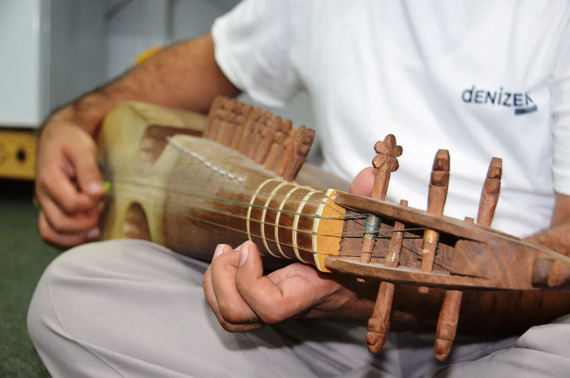 The rubab is known as "the lion of instruments" and is one of the two national instruments of Afghanistan.. Фото: Naveed.yzi, CC BY-SA 4.0, Викисклад