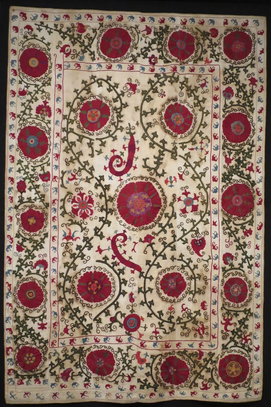 Suzani (embroidery) from the Bukhara region of Uzbekistan, late 19th century, cotton with silk threads, Doris Duke Foundation for Islamic Art accession 85.81. Фото: Hiart, CC0, Викисклад